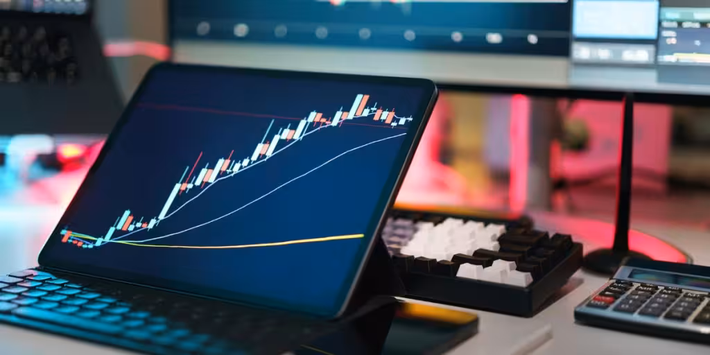 L2FwcC91cGxvYWRzLzIwMjQvMDQvdHJhZGluZy1hbmFsaXphLmpwZw